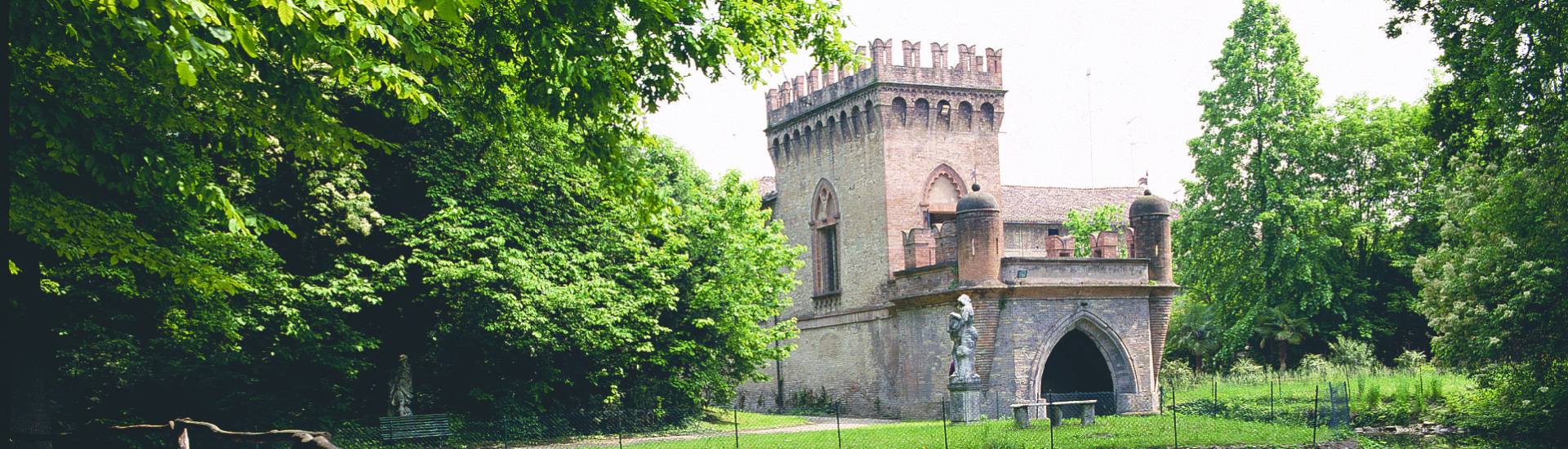 Rocca Meli Lupi di Soragna - Little fortress and lake photo credits: |Todaro| - Archivio Rocca
